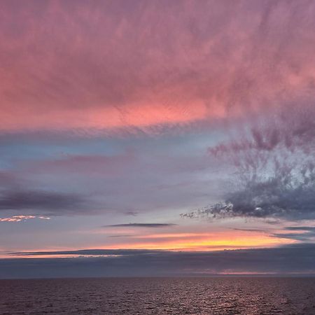 Slapen Aan Het Ijsselmeer - With Seaview And Sunset Stavoren Exterior foto